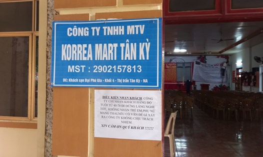 Công ty TNHH MTV Korea Mart Tân Kỳ có địa chỉ tại khách sạn Đại Phú Gia, khối 4, thị trấn Tân Kỳ thông báo chỉ nhận khách hàng từ 40-70 tuổi. Ảnh: Hải Đăng