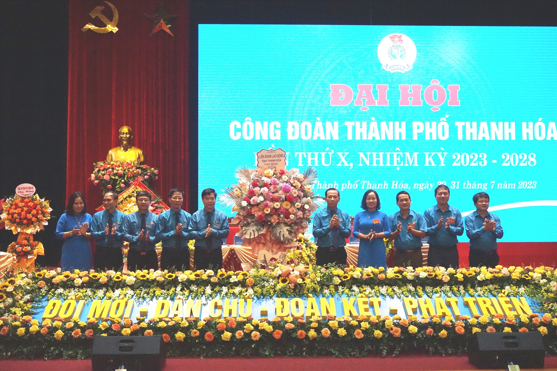 Đại diện lãnh đạo LĐLĐ tỉnh Thanh Hóa tặng hoa chúc mừng đại hội. Ảnh: Minh Hoàng
