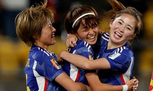 Hinata Miyazawa (giữa) tỏa sáng với cú đúp bàn thắng vào lưới tuyển Tây Ban Nha. Ảnh: FIFA