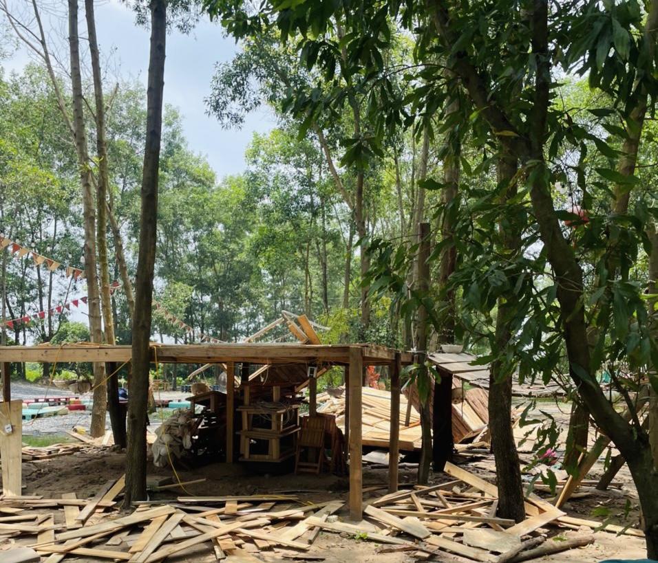 Các khu vực nhà gỗ dùng làm khu cho khách lưu trú giá cao tại Holadi cưỡng chế sau phản ánh của Lao Động. Ảnh: UBND huyện Đông Anh.