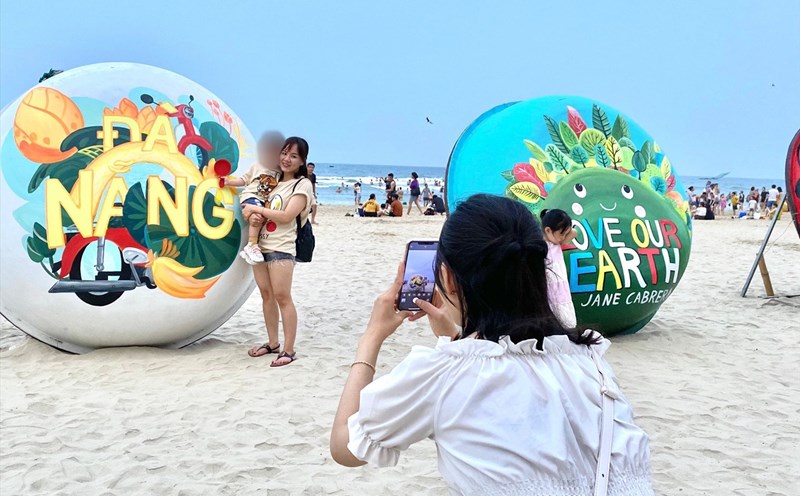 Không gian check in thuyền thúng tại biển Đà Nẵng được xây dựng với mục đích mang đến cho du khách một trải nghiệm du lịch độc đáo, đầy cảm hứng và ấn tượng.