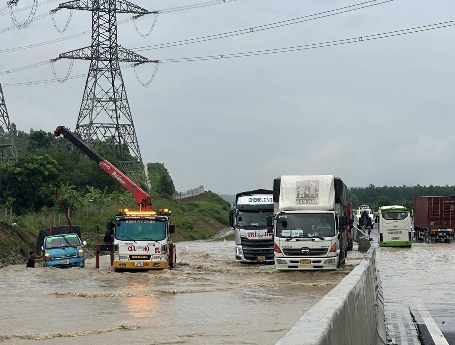 Rạng sáng 29.7, nước ngập cao tốc Phan Thiết - Dầu Giây ở km25 khiến 1 xe tải bị trôi. Ảnh: Phạm Duy