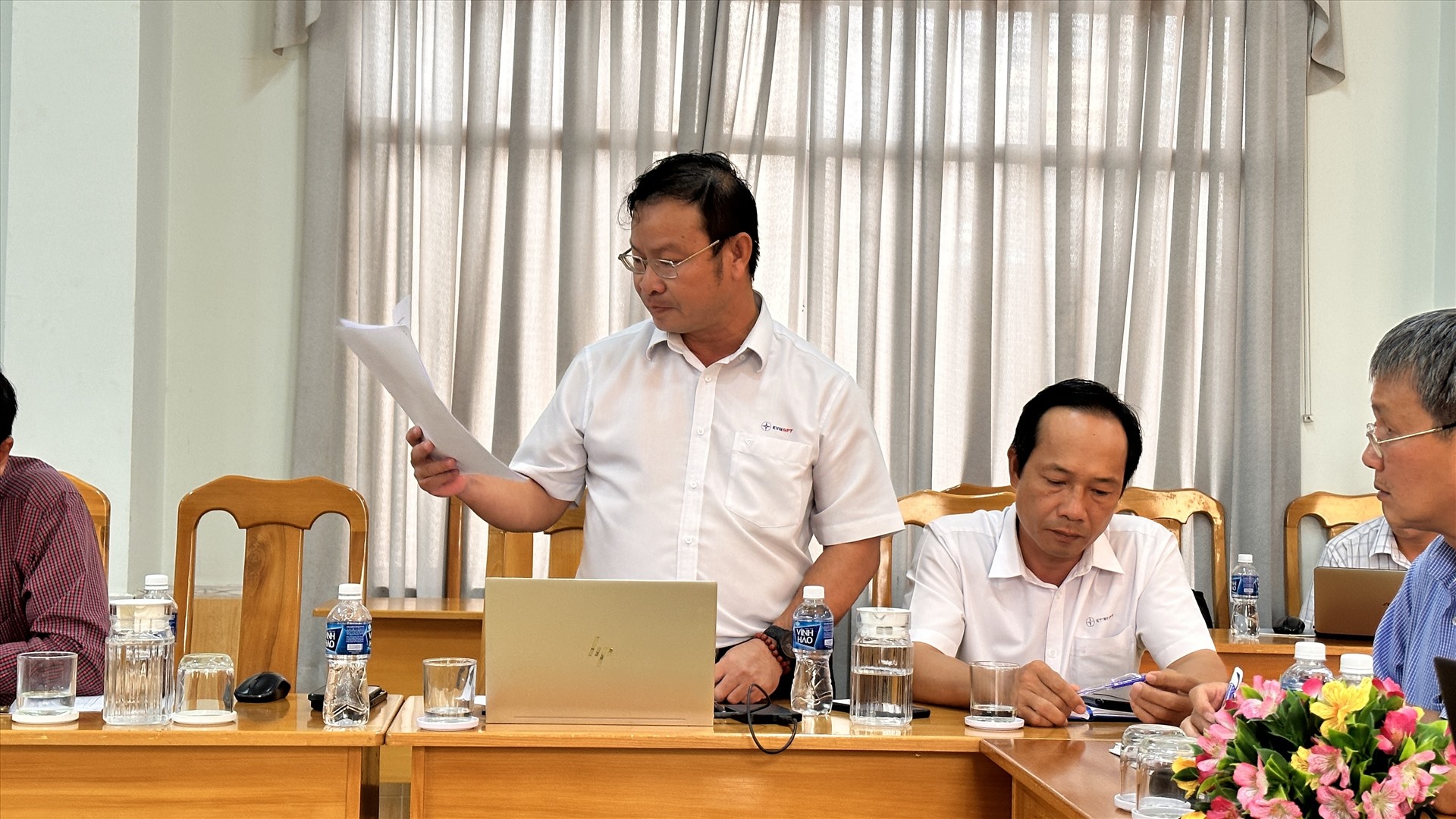 Ông Phan Đình Minh, Giám đốc Truyền tải điện Bình Thuận trả lời về chiều cao của đường dây điện so với mặt đường. Ảnh: Duy Tuấn