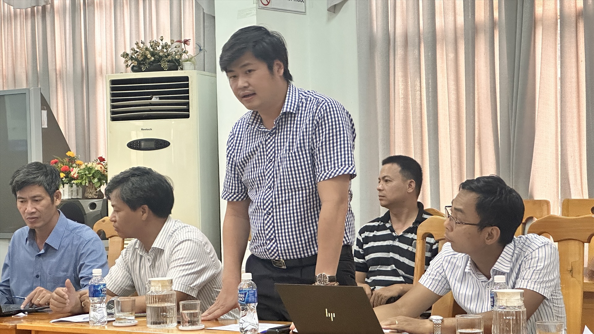 ông Đặng Hùng Thái, Giám đốc Ban điều hành dự án cao tốc Phan Thiết - Dầu Giây trả lời tại cuộc họp. Ảnh: Duy Tuấn