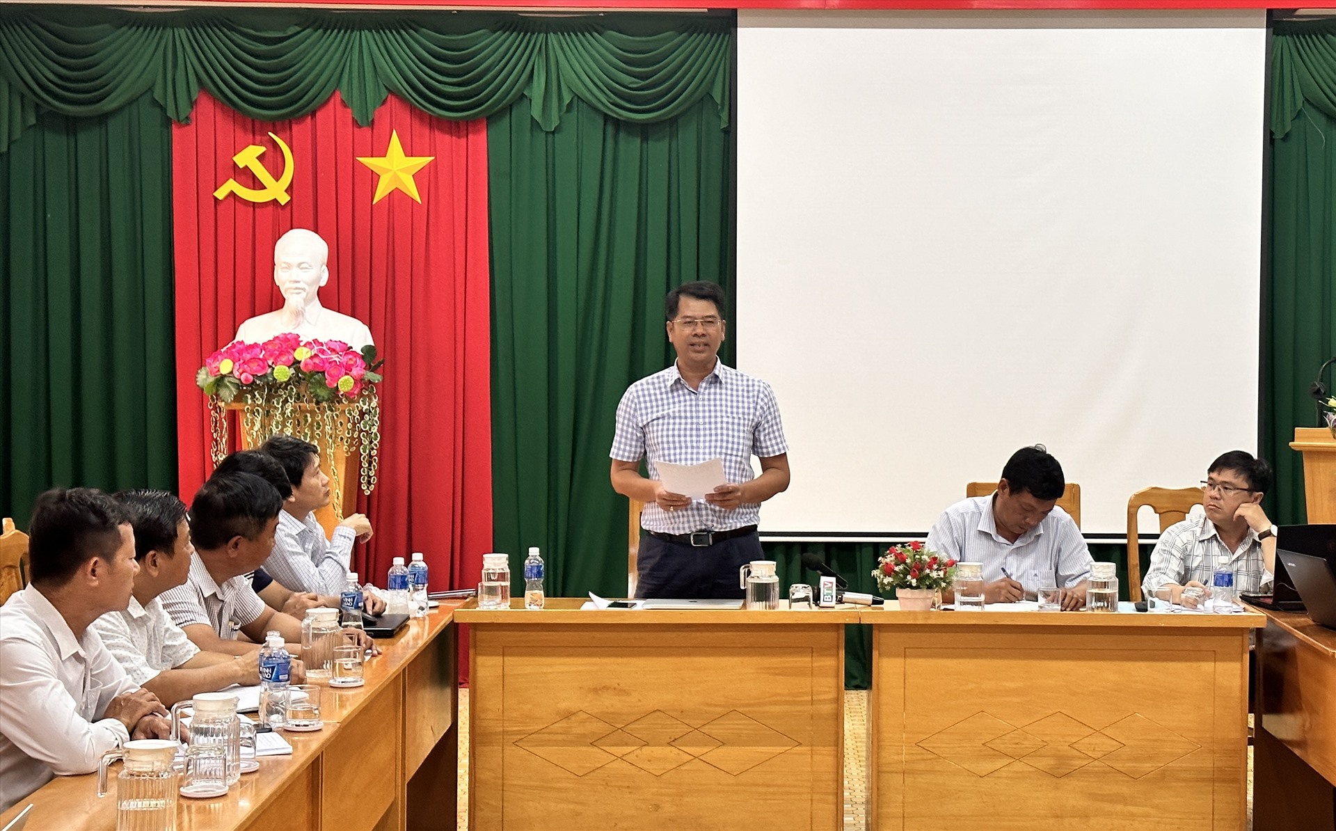Ông Nguyễn Quốc Nam, Giám đốc Sở GTVT tỉnh Bình Thuận chủ trì cuộc họp. Ảnh: Duy Tuấn