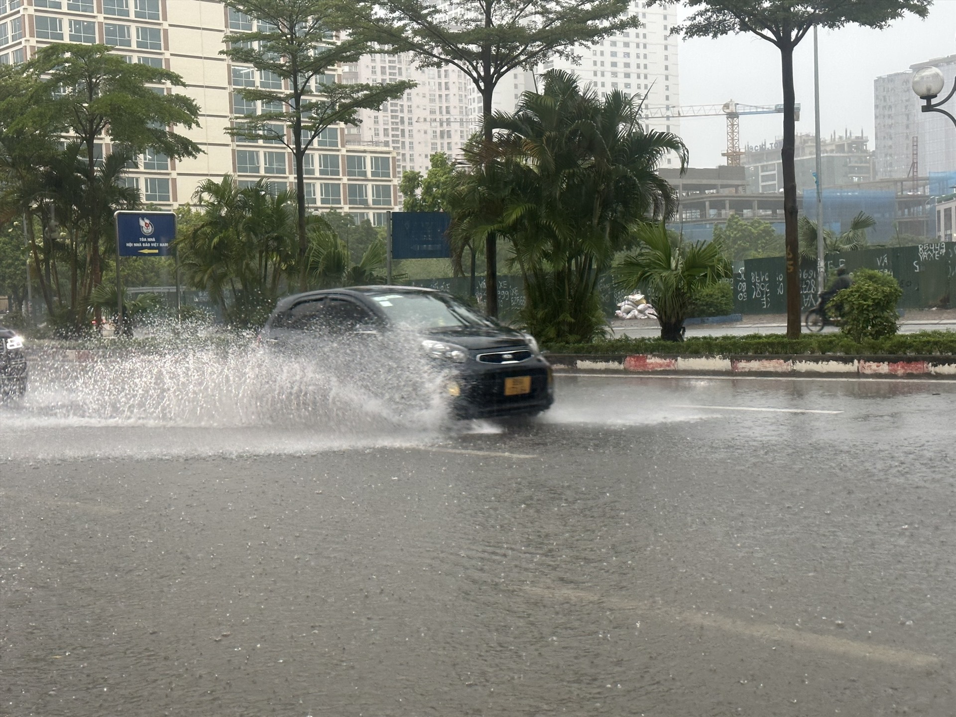 Đầu giờ chiều 31.7, Hà Nội mưa như trút nước khiến nhiều tuyến phố xảy ra tình trạng ngập úng cục. 