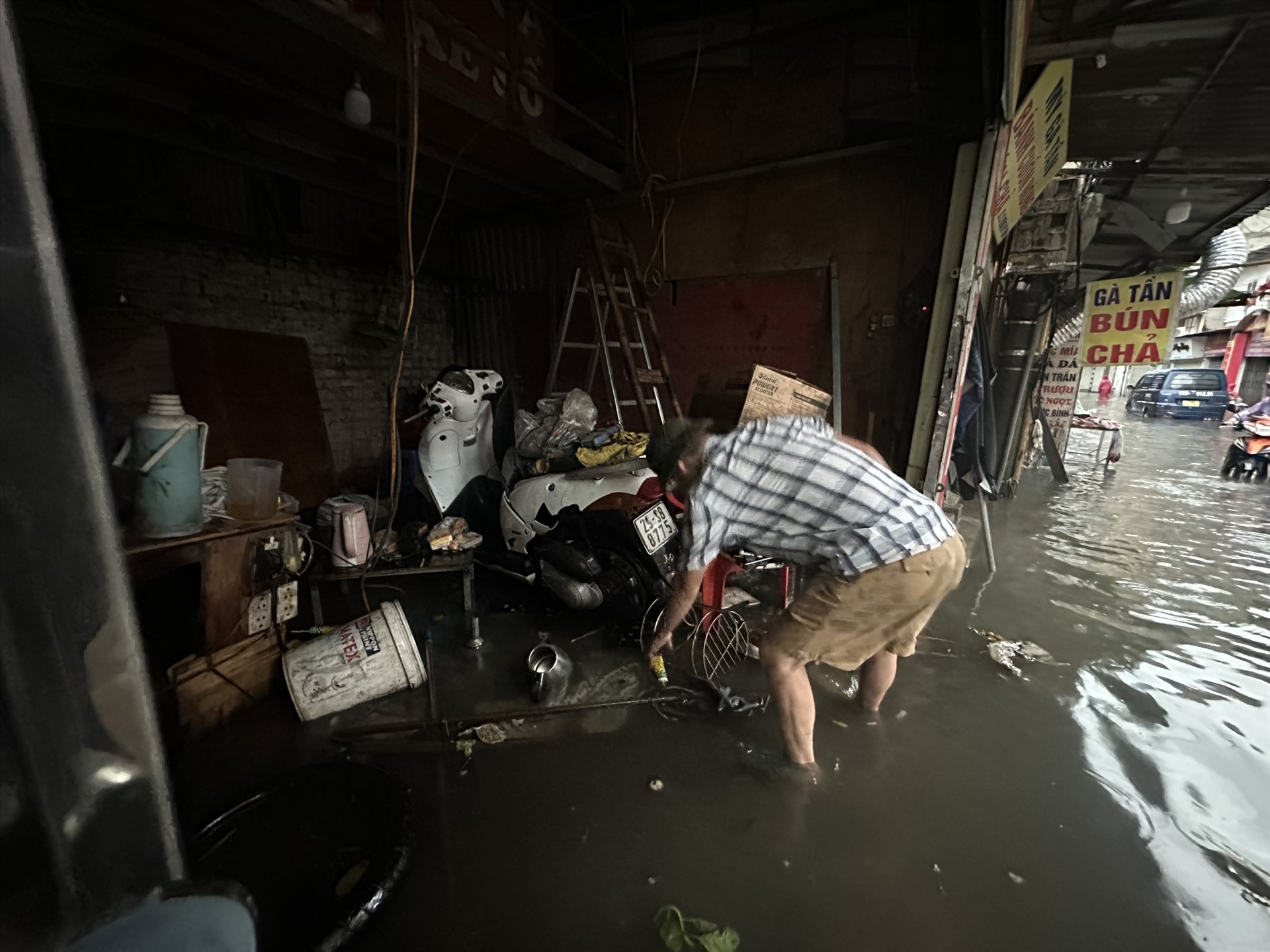 Còn tại phố Thiên Hiền (Mỹ Đình), nước ngập sâu khiến giao thông đi lại rất khó khăn. 
