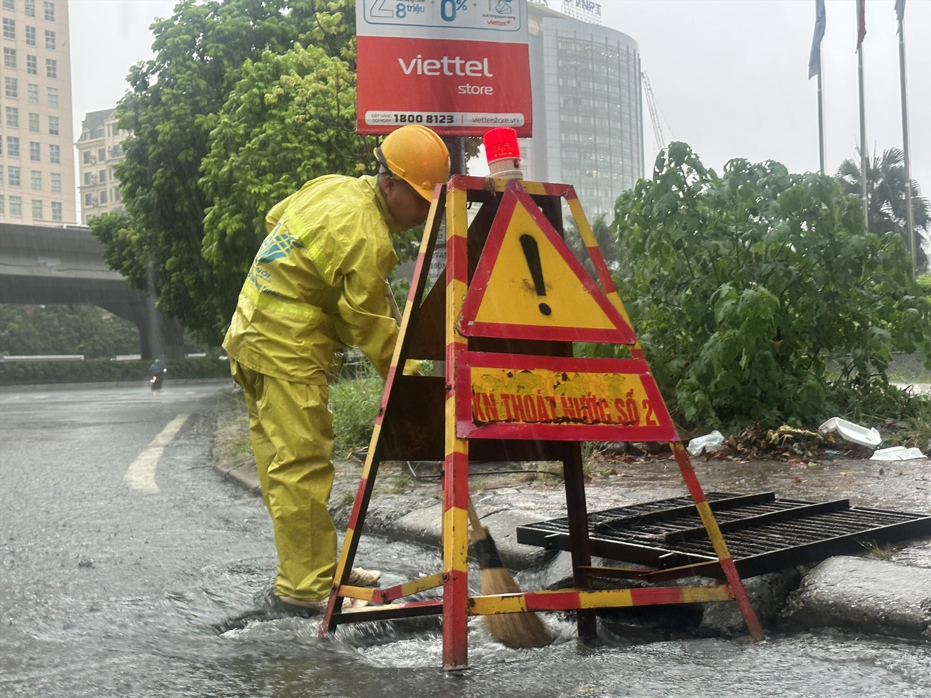 Dương Đình Nghệ (Cầu Giấy) cũng là một con phố thường xuyên xảy ra tình trạng ngập úng mỗi khi mưa lớn. Các công nhân thoát nước phải làm việc khá vất vả trong những ngày này. 