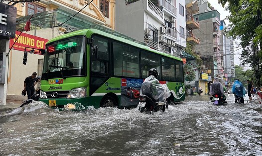 Mưa lớn khiến nhiều tuyến phố ở Hà Nội ngập sâu. Ảnh: Minh Hà