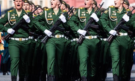 Quân nhân Nga tập dượt cho lễ duyệt binh Ngày Chiến thắng, 7.5.2022. Ảnh: Xinhua