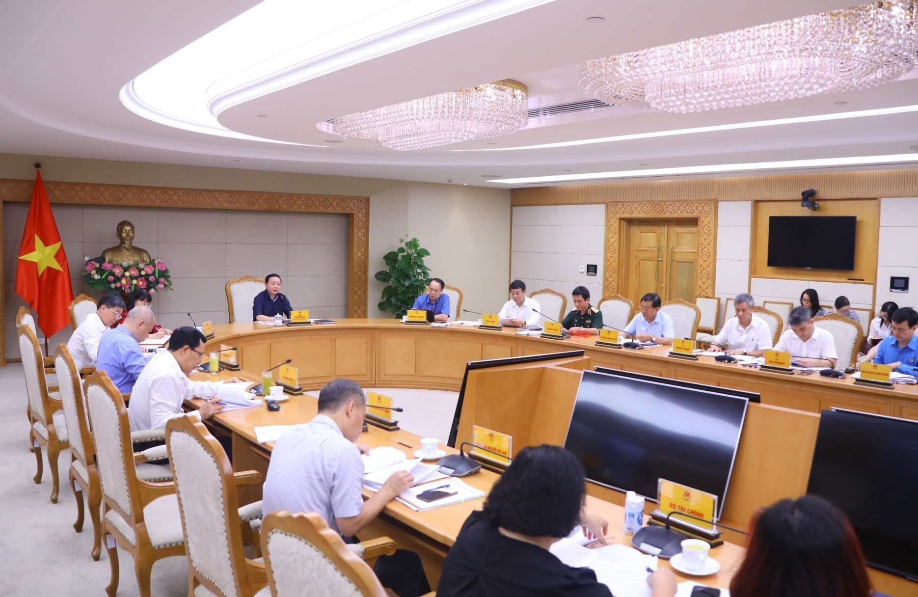 Toàn cảnh buổi làm việc của Phó Thủ tướng Trần Hồng Hà với Bộ Xây dựng và các bộ, ngành liên quan, ngày 31.7. Ảnh: TTXVN