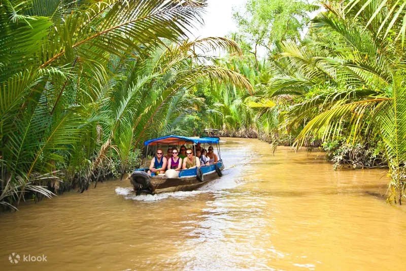 Việt Nam là điểm đến hàng đầu với du khách Tây bởi những trải nghiệm độc đáo, thú vị. Ảnh: Klook