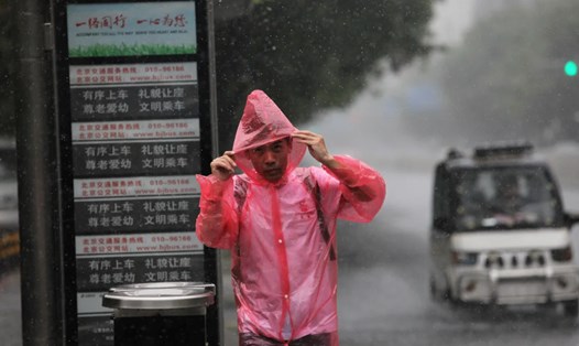 Mưa lớn do ảnh hưởng của bão ở Bắc Kinh, Trung Quốc. Ảnh: VCG
