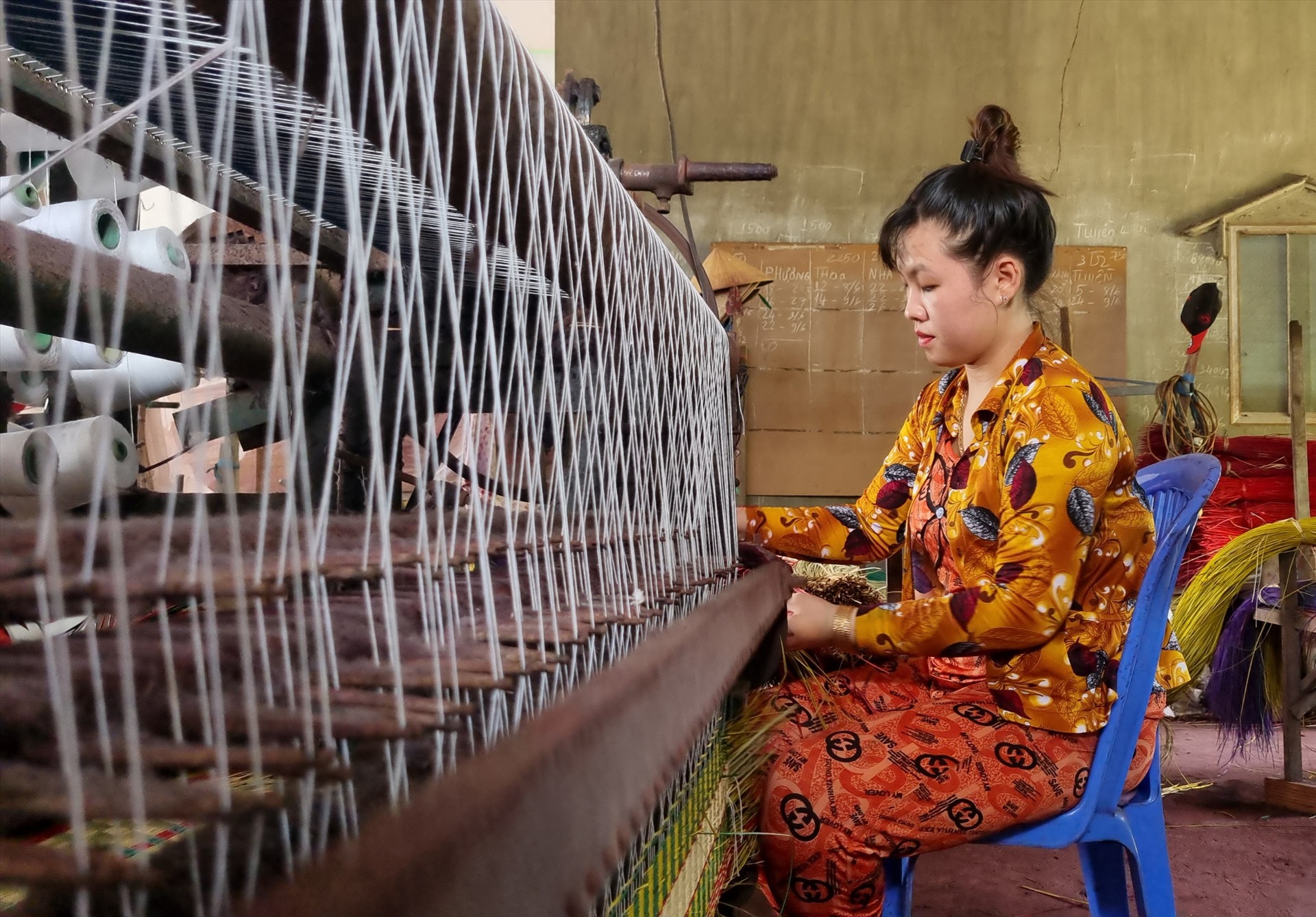 Người dân làng nghề dệt chiếu Định Yên áp dụng dệt chiếu bằng máy thay cho dệt thủ công. Ảnh: Hoàng Lộc