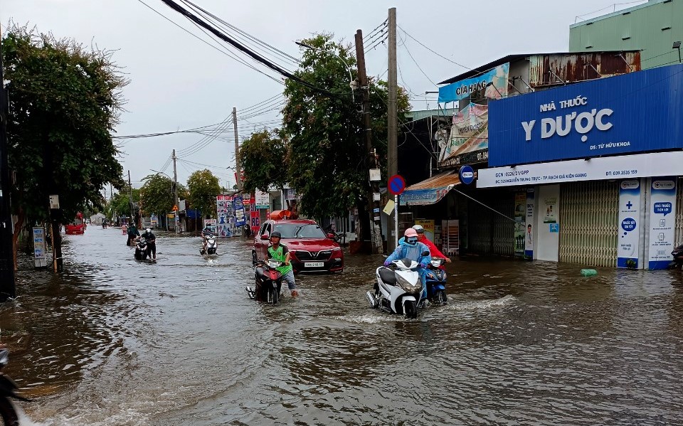 Các tuyến đường nội ô TP Rạch Giá bị ngập do mưa lớn kéo dài. Ảnh: Nguyên Anh