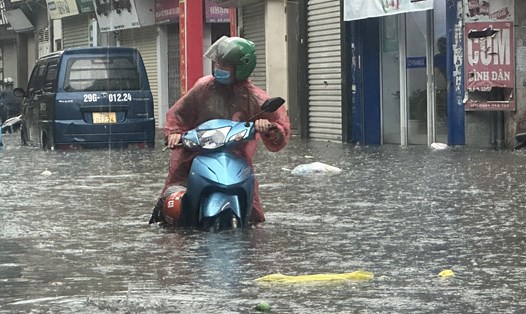Nhiều phương tiện chết máy, người dân phải dắt bộ, bì bõm lội nước ngay giữa Thủ đô Hà Nội vào chiều 31.7.