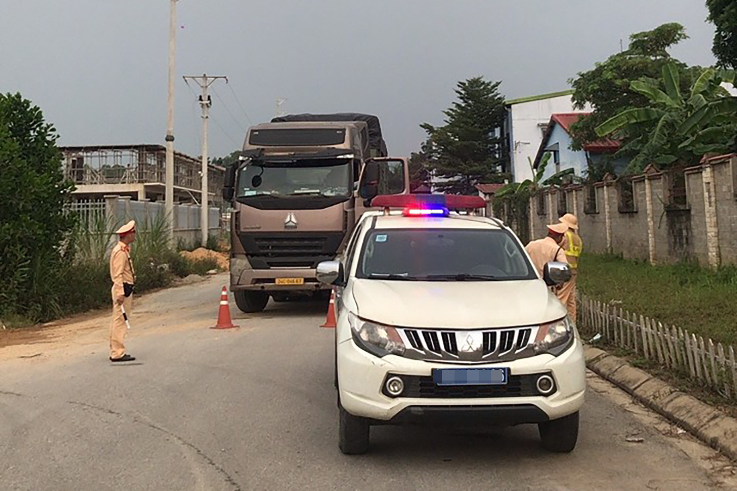 Lực lượng CSGT 2 tỉnh Tuyên Quang, Phú Thọ dừng phương tiện vi phạm. Ảnh: CACC