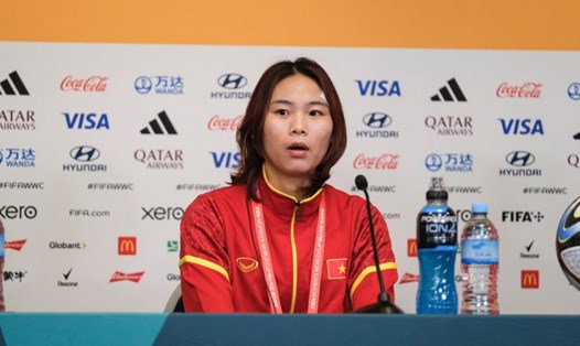 Tiền đạo Phạm Hải Yến tại buổi họp báo trước trận tuyển nữ Việt Nam - Hà Lan. Ảnh: VFF