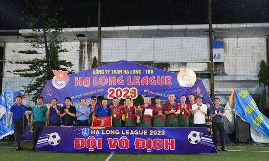 Lãnh đạo Công ty trao Cúp vô địch cho các cầu thủ Đoàn Thanh niên Công ty. Ảnh: Huy Du. 