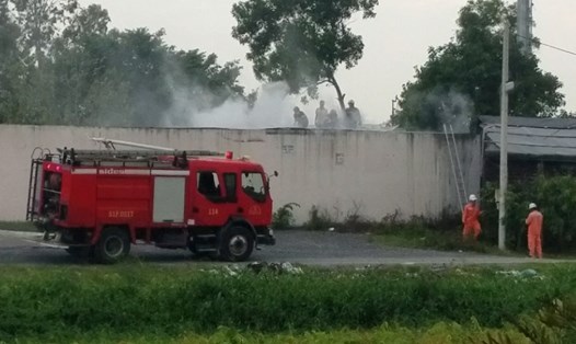 Đám cháy bùng lên từ kho hàng trên đường Bến Lội, quận Bình Tân, chiều 31.7. Ảnh: Cắt từ clip

