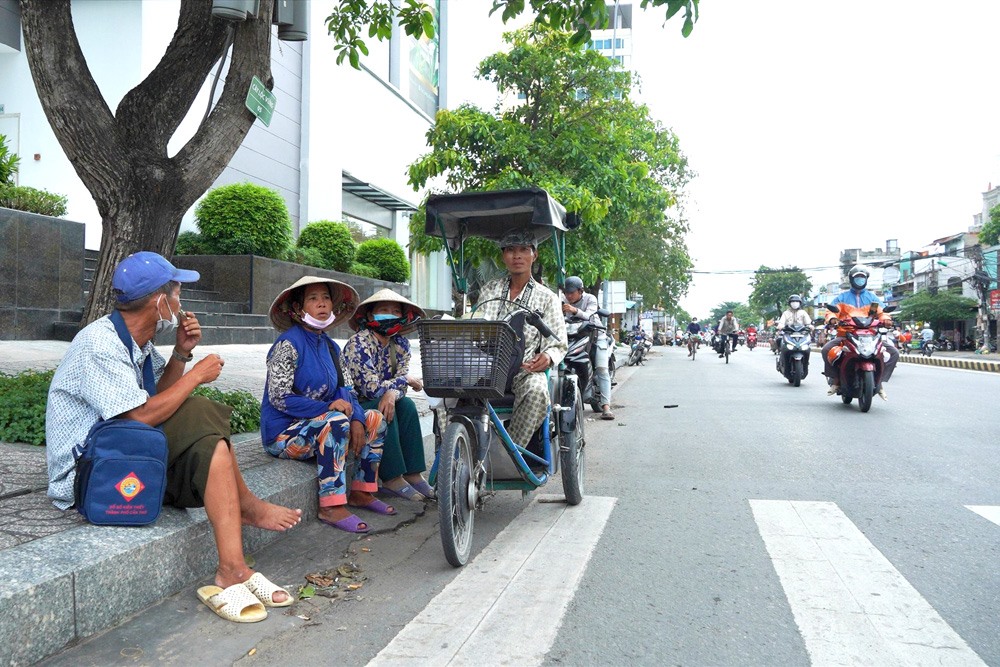 Nhiều người bán vé số tràn xuống đường lúc 15 - 16h chiều. Ảnh: Tạ Quang