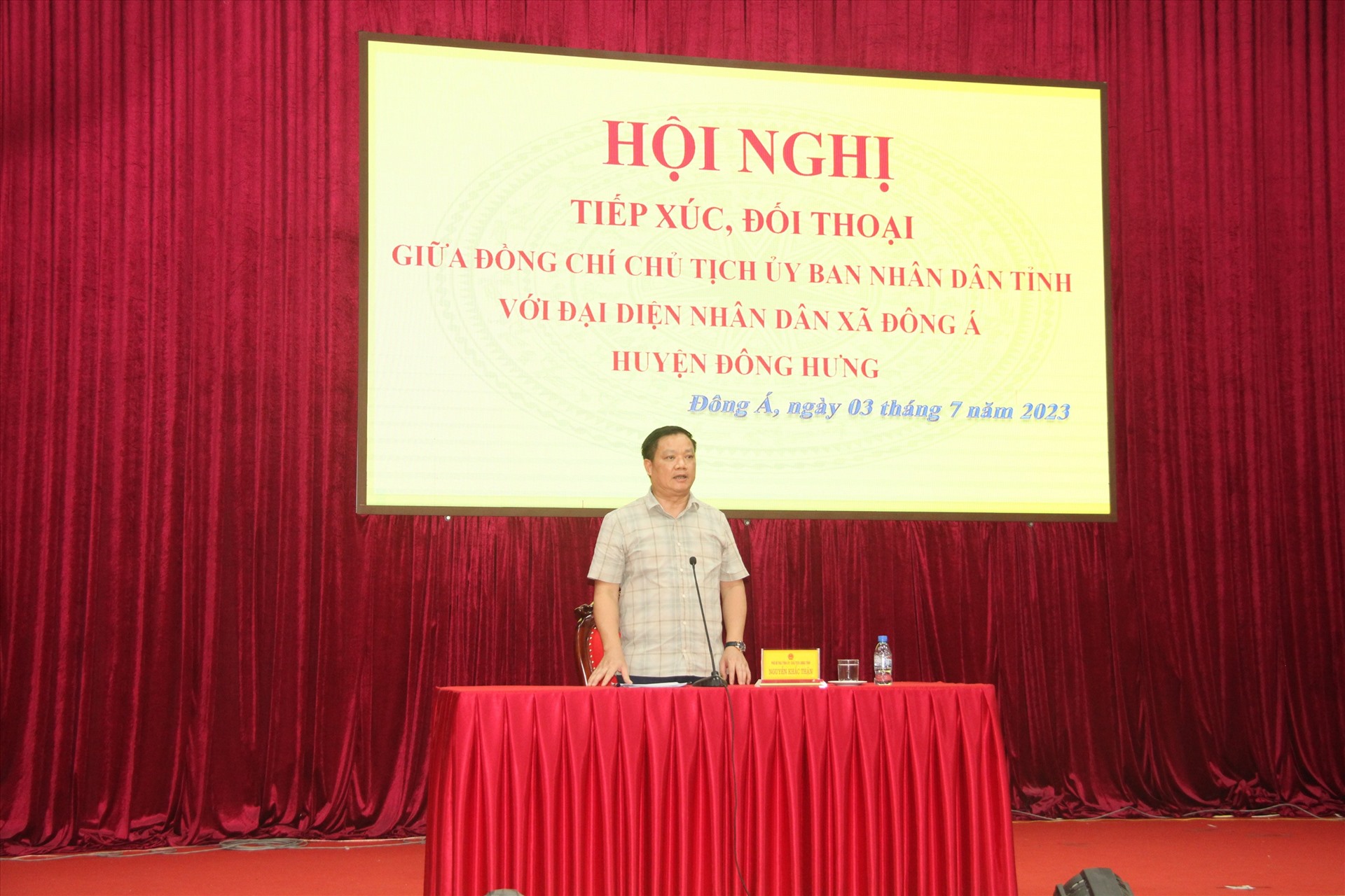 Ông Nguyễn Khắc Thận - Phó Bí thư Tỉnh ủy, Chủ tịch UBND tỉnh Thái Bình phát biểu tại buổi tiếp xúc, đối thoại. Ảnh: Hà Vi