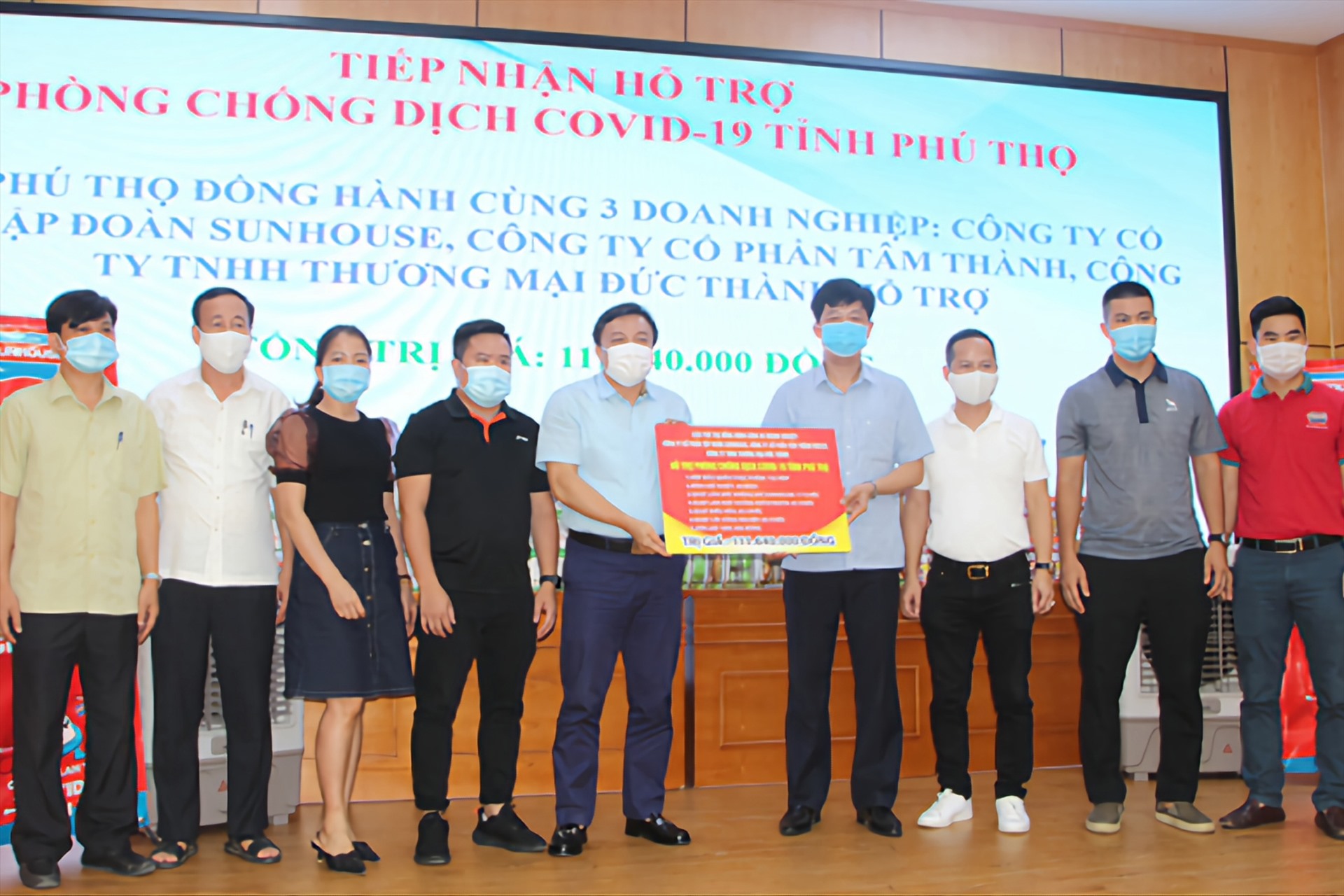 Đoàn viên Công đoàn Viên chức tỉnh Phú Thọ phối hợp với các doanh nghiệp ủng hộ vật tư y tế phòng chống dịch COVID-19. Ảnh: UBND tỉnh Phú Thọ.
