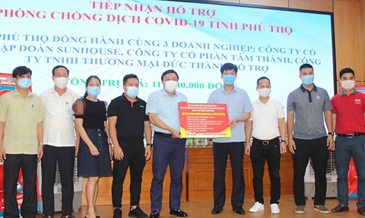 Đoàn viên Công đoàn Viên chức tỉnh Phú Thọ phối hợp với các doanh nghiệp ủng hộ vật tư y tế phòng chống dịch COVID-19. Ảnh: UBND tỉnh Phú Thọ.
