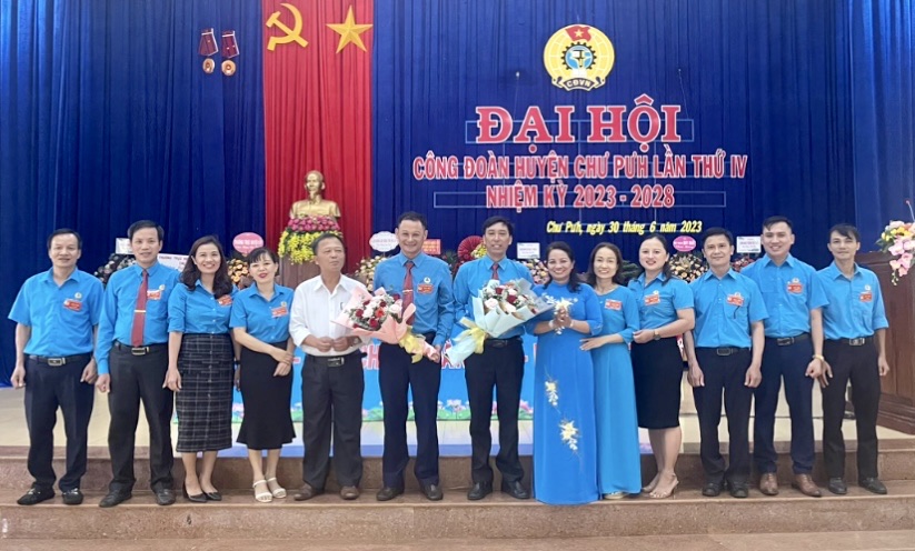 Ban Chấp hành Công đoàn huyện Chư Pưh khóa IV ra mắt Đại hội. Ảnh Dương Văn An

