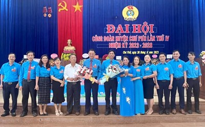 Ban Chấp hành Công đoàn huyện Chư Pưh khóa IV ra mắt Đại hội. Ảnh Dương Văn An