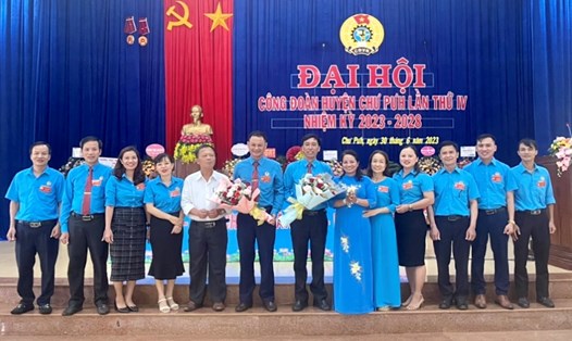 Ban Chấp hành Công đoàn huyện Chư Pưh khóa IV ra mắt Đại hội. Ảnh Dương Văn An
