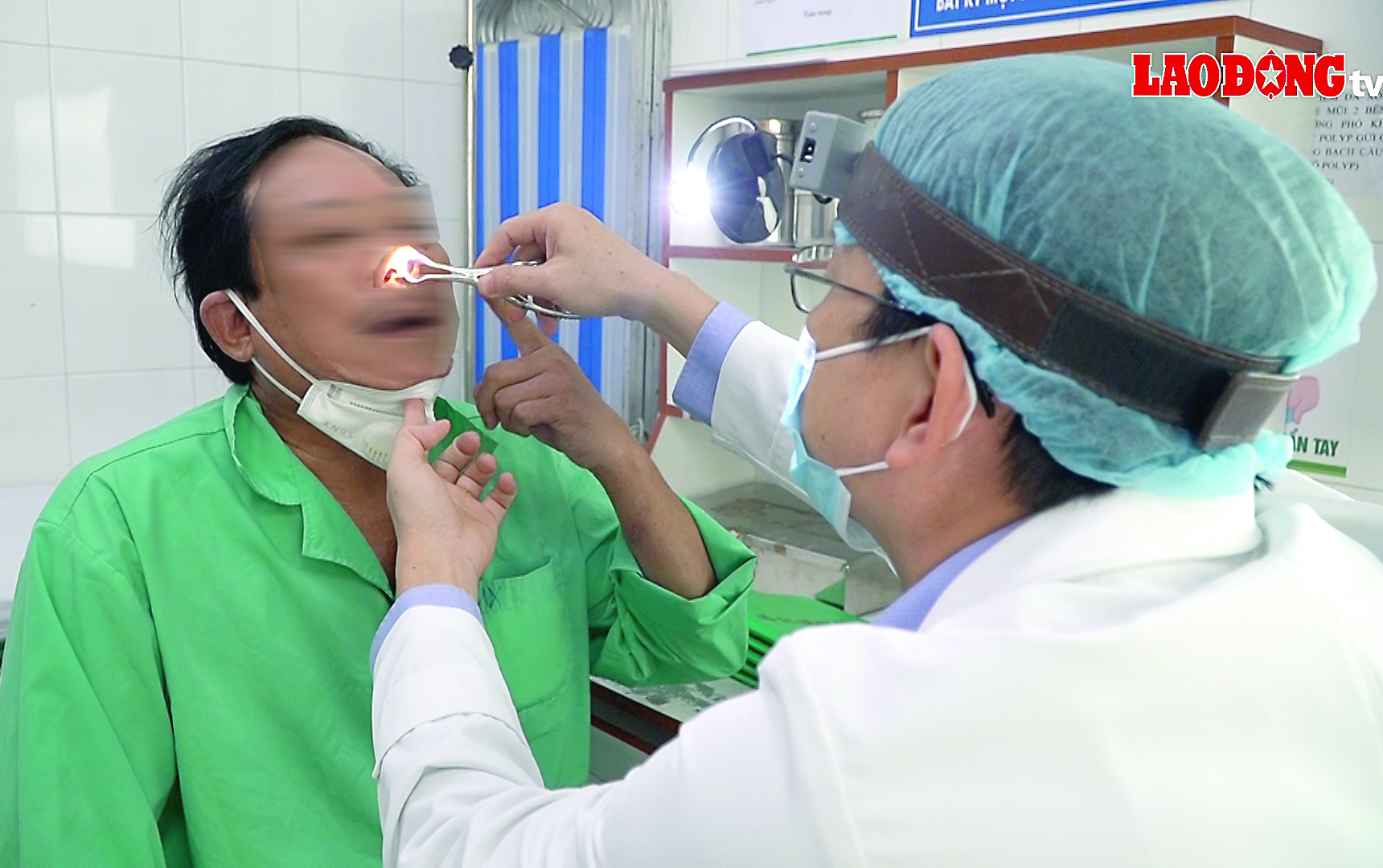 Bệnh nhân kiểm tra mũi trước phòng biến chứng. Ảnh: Nguyễn Ly