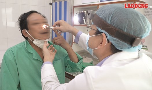 Bệnh nhân kiểm tra mũi trước phòng biến chứng. Ảnh: Nguyễn Ly