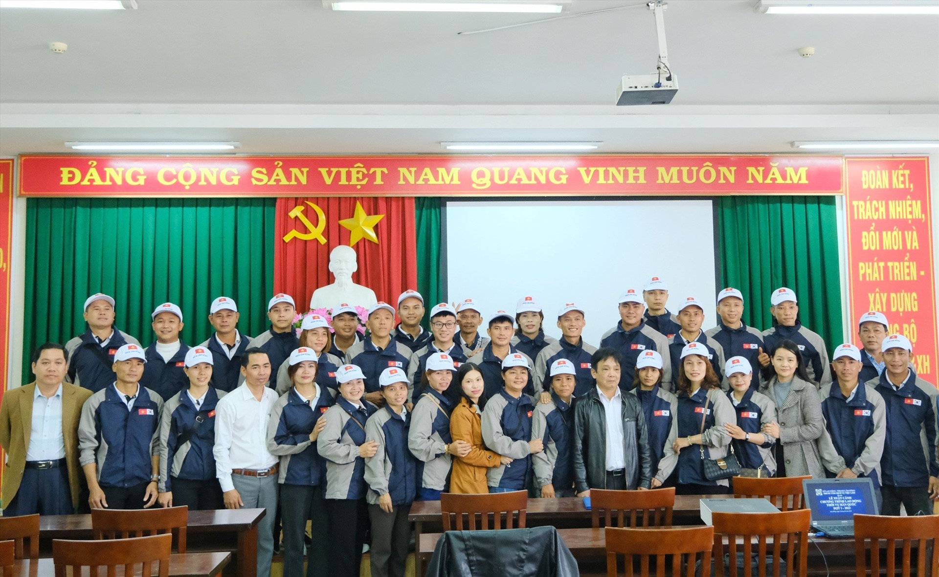 Người lao động ở Lâm Đồng chụp hình trước khi xuất khẩu lao động sang làm việc tại thành phố Jeong-eup, tỉnh Jeollabuk, Hàn Quốc. Ảnh: Việt Quỳnh
