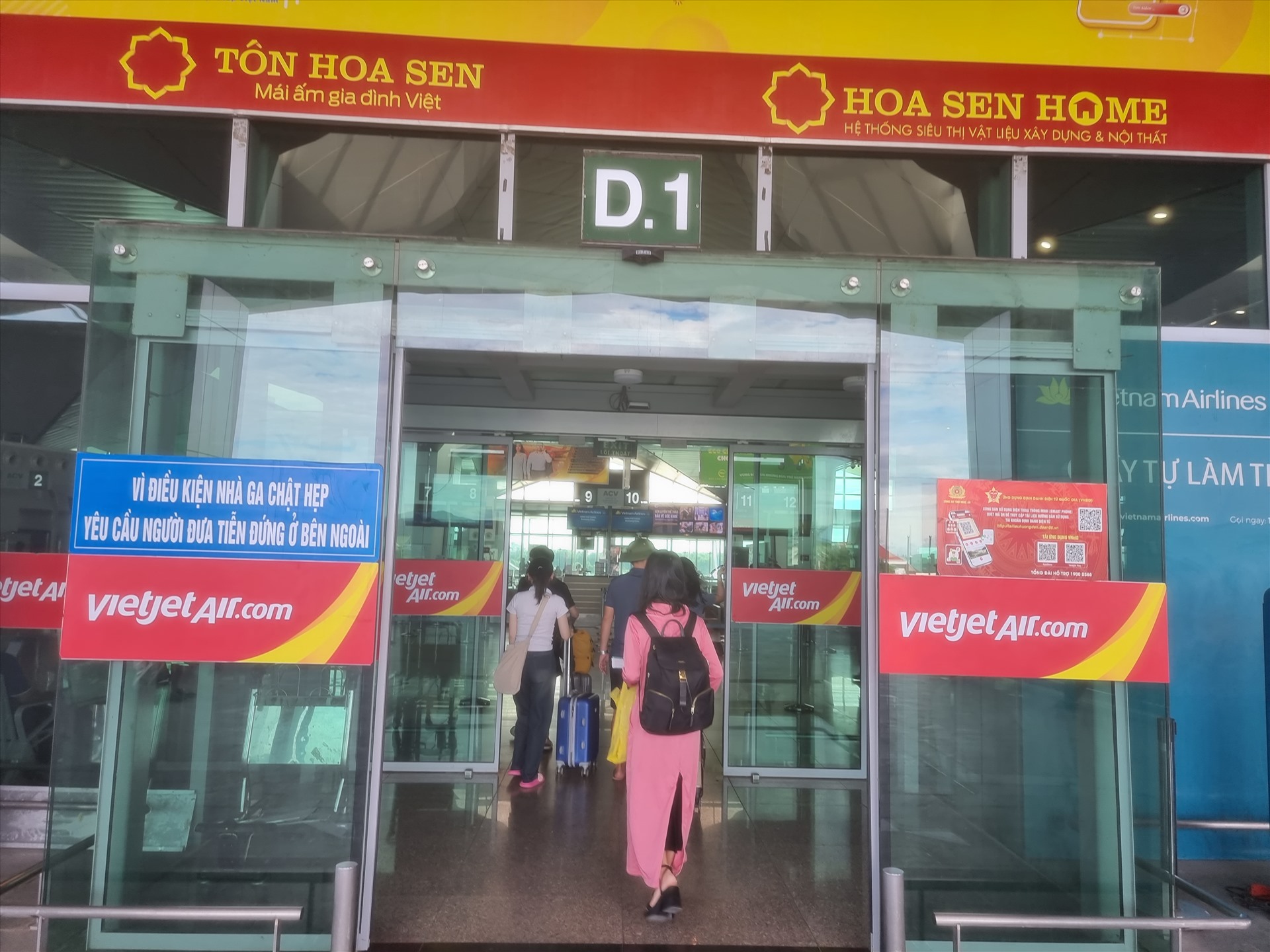 Hành khách vào sân bay Vinh sáng 4.7. Ảnh: Quang Đại