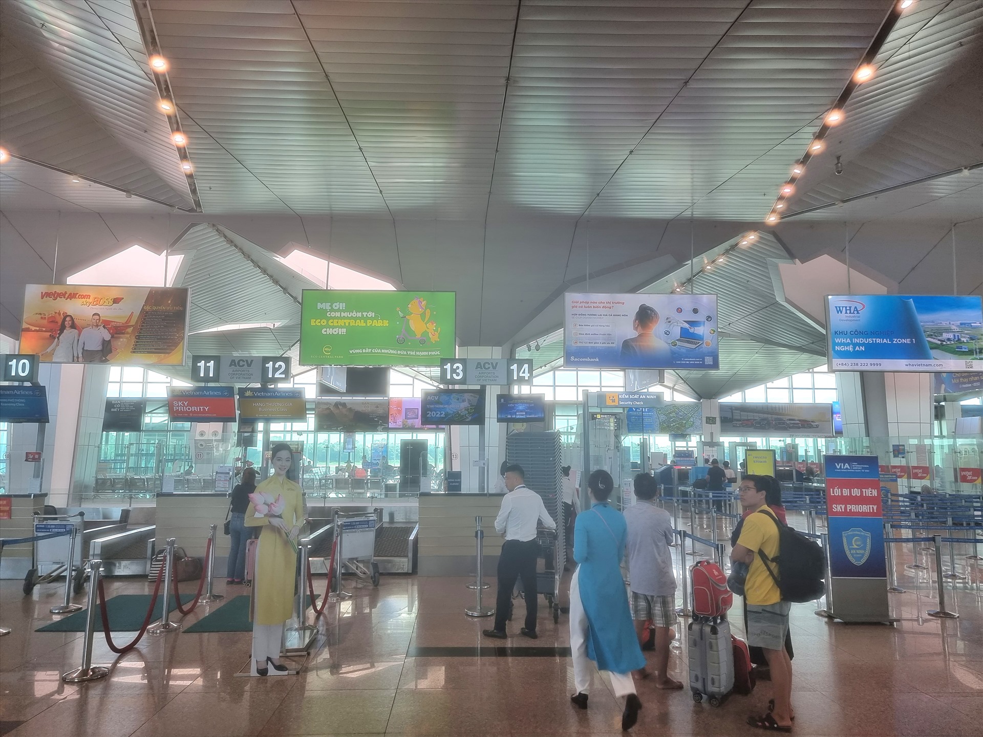 Sân bay Vinh đón khách trở lại vào sáng 4.7. Ảnh: Quang Đại