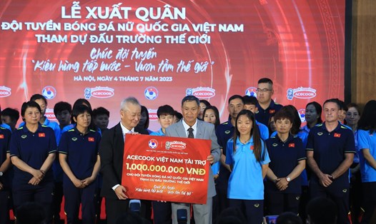 Đội tuyển nữ Việt Nam được trao tặng 1 tỉ đồng trước khi tham dự World Cup nữ. Ảnh: VFF