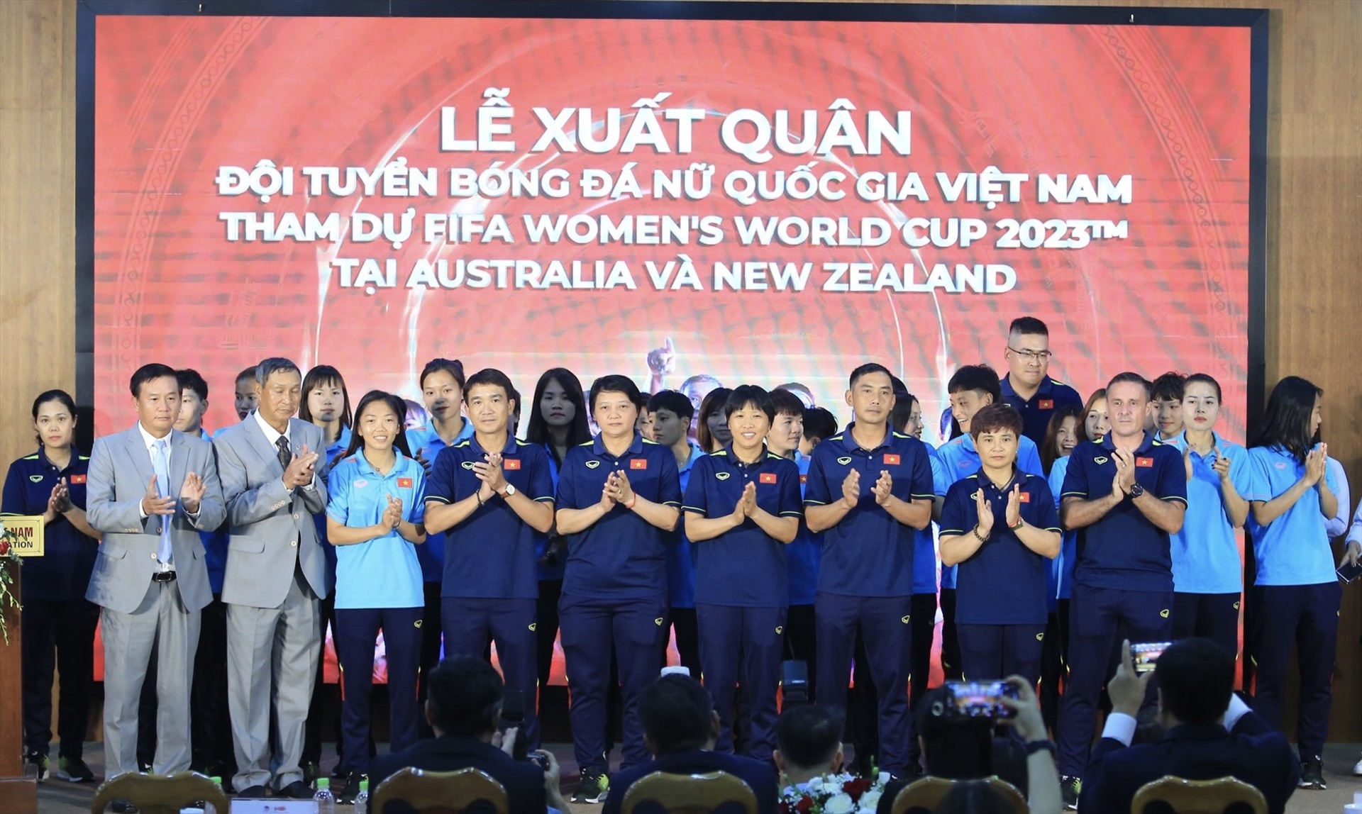 Các cầu thủ và thành viên đội tuyển nữ Việt Nam dự World Cup nữ 2023. Ảnh: VFF