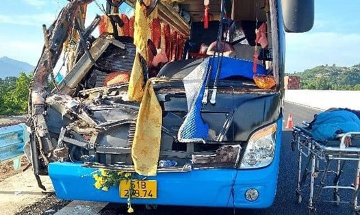 Xe khách chở đoàn từ thiện gặp tai nạn trên cao tốc Cam Lâm - Nha Trang. Ảnh: Thu Huyền