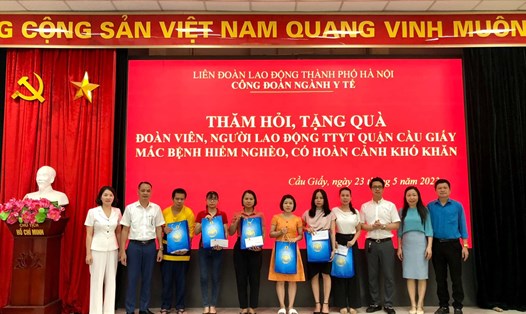 Ông Trịnh Tố Tâm - Chủ tịch Công đoàn ngành Y tế Hà Nội (thứ 2 từ trái sang) tặng quà hỗ trợ đoàn viên, người lao động Trung tâm Y tế quận Cầu Giấy mắc bệnh hiểm nghèo, hoàn cảnh khó khăn (tháng 5.2023). Ảnh: Hải Yến