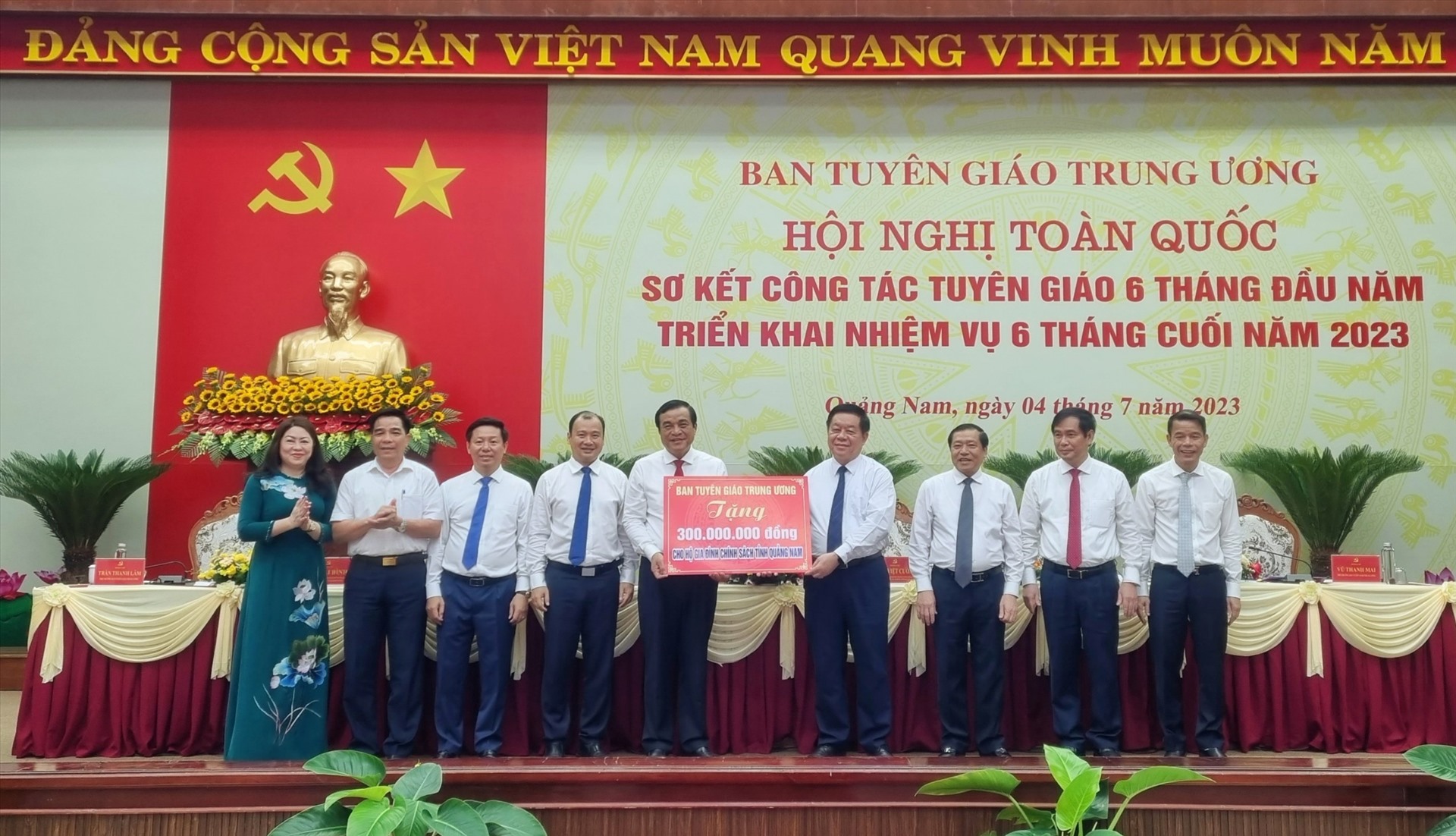 Tại hội nghị, Ban Tuyên giáo Trung ương đã trao tặng 300 triệu đồng cho các hộ gia đình chính sách tại Quảng Nam. Ảnh Hoàng Bin