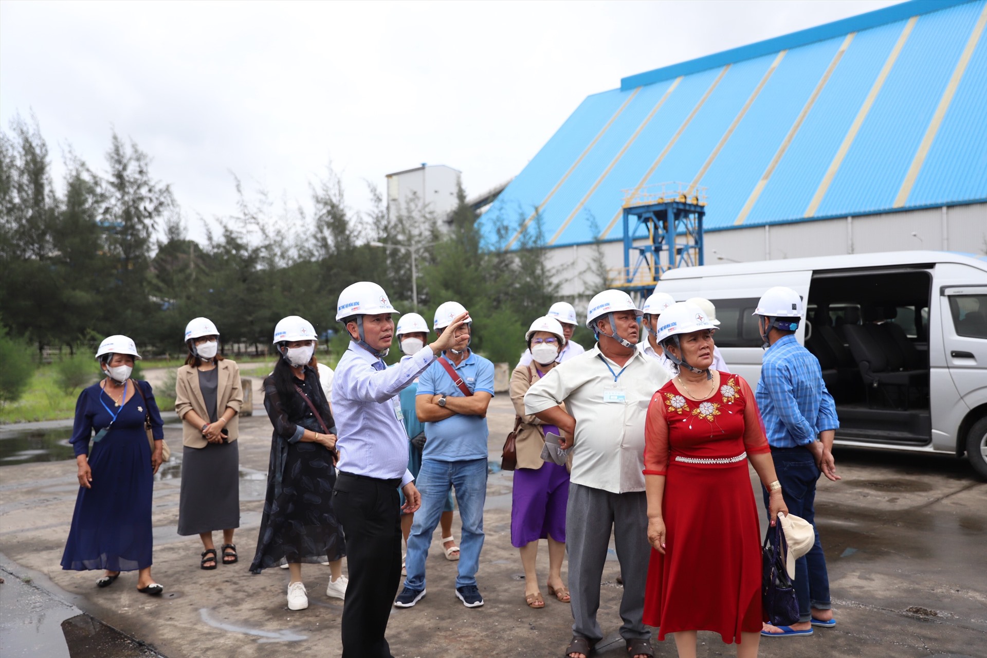 Người dân Bình Thuận thăm quan Nhà máy Nhiệt điện phía Bắc.  