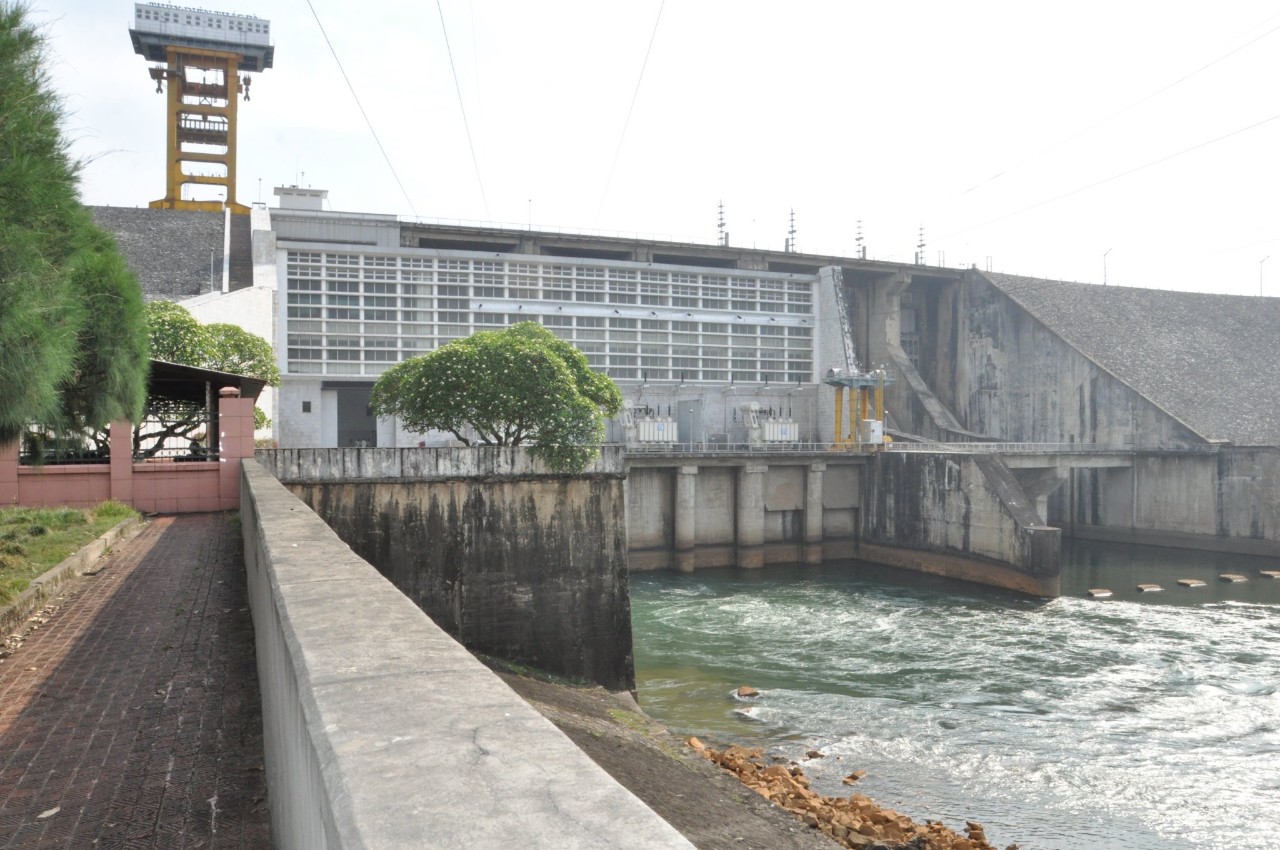 Nhà máy thủy điện Thác Bà (Yên Bái) có công suất hơn 120MW, 3 tổ máy, nhưng đến thời điểm này vẫn chưa thể phát điện do thiếu nước. Ảnh: Bảo Nguyên
