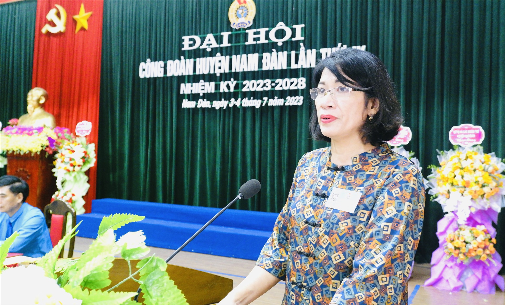 Bà Trần Thị Hiên – Phó bí thư thường trực huyện uỷ, Chủ tịch HĐNĐ huyện Nam Đàn phát biểu tại đại hội. Ảnh: Quỳnh Trang