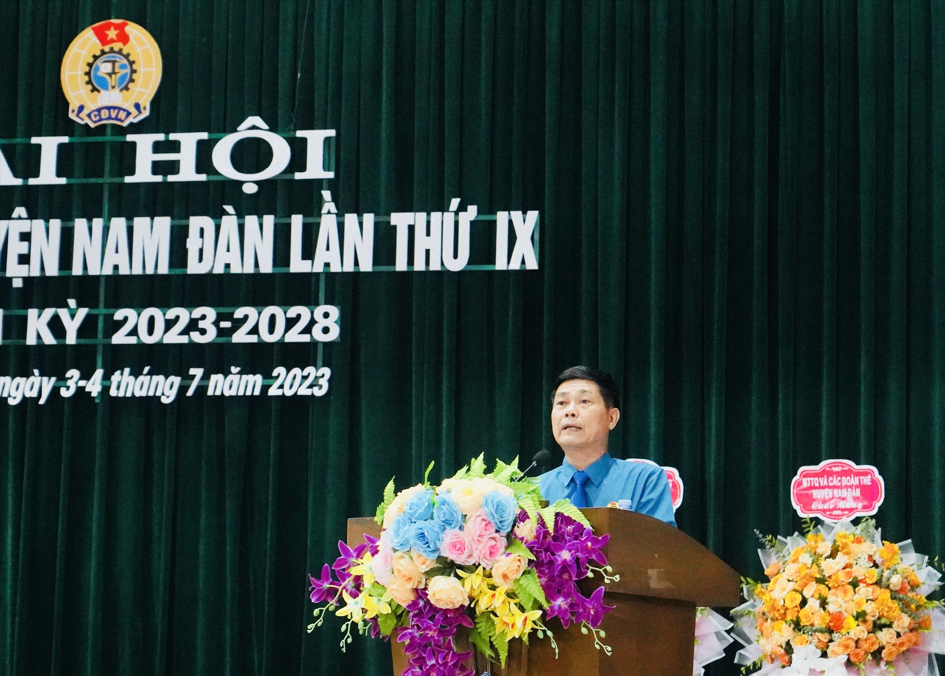 Ông Trần Đình Sáu – Chủ tịch Công đoàn huyện Nam Đàn phát biểu báo cáo tại đại hội. Ảnh: Quỳnh Trang
