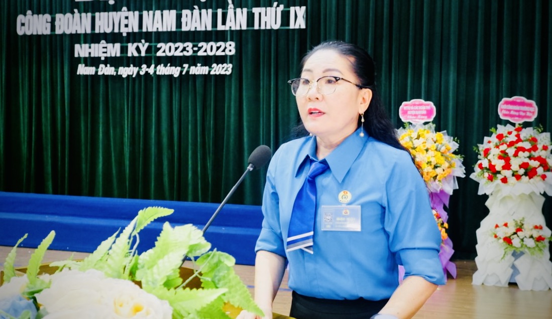 Bà Nguyễn Thị Thu Nhi – Phó Chủ tịch Liên đoàn lao động tỉnh Nghệ An phát biểu chỉ đạo tại đại hội. Ảnh: Quỳnh Trang