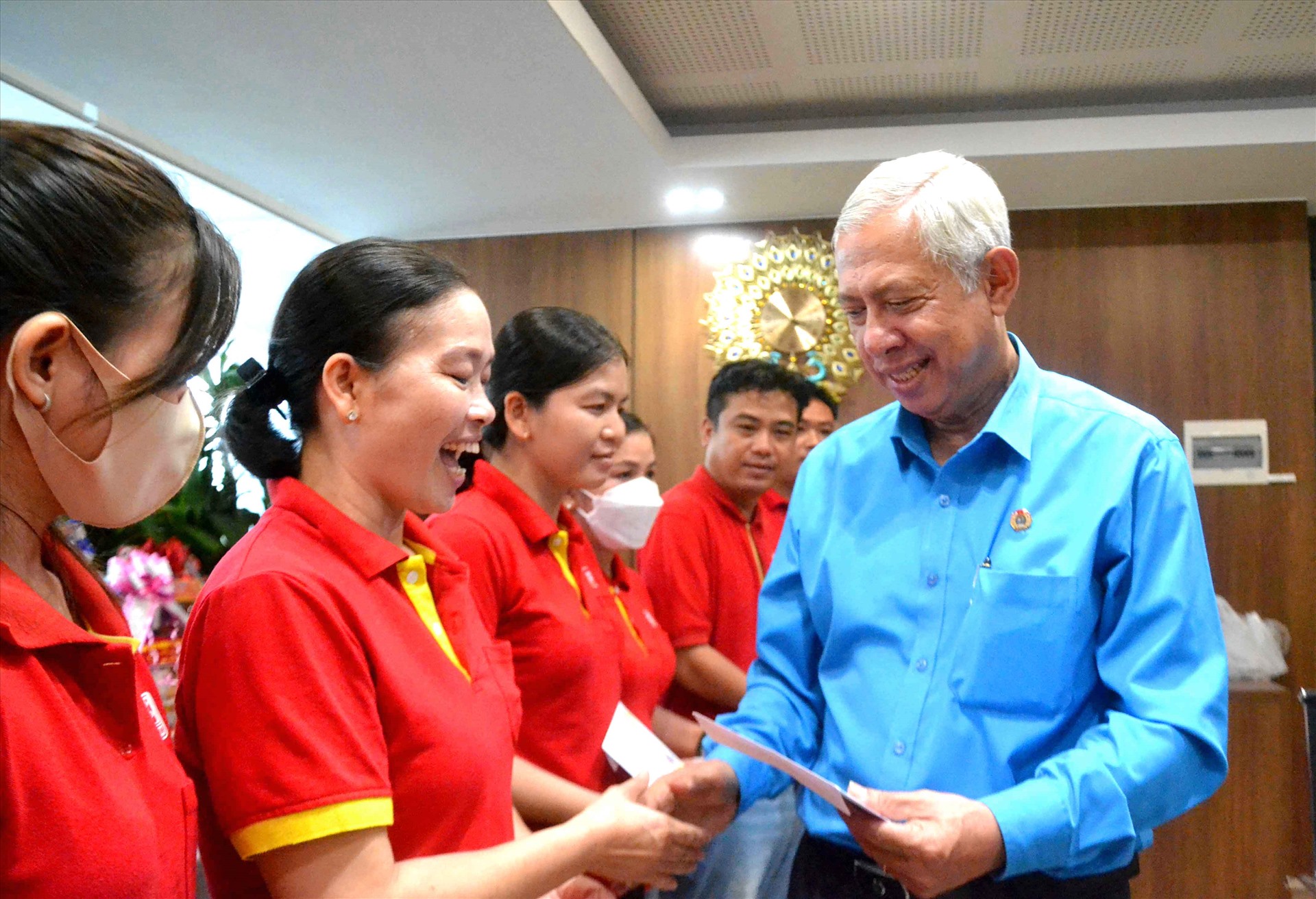 Chủ tịch LĐLĐ tỉnh An Giang tặng quà cho đoàn viên, người lao động. Ảnh: Lâm Điền 