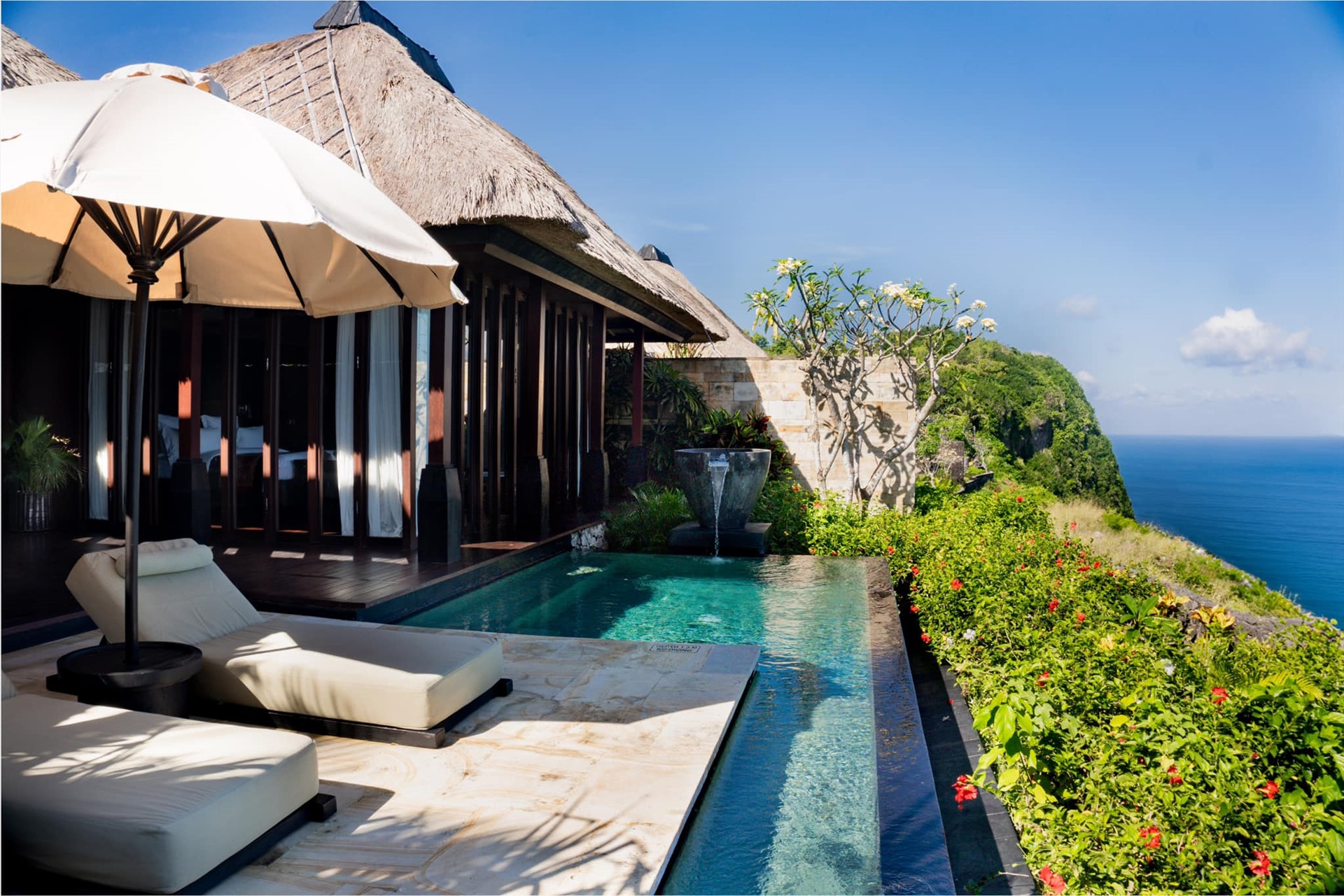 Bvlgari Resort Bali có đến 59 biệt thự riêng lẻ, độc lập và riêng tư. Tất cả đều có thiết kế xa hoa, trang bị bể ngâm và ban công riêng rộng rãi với cửa sổ vách kính giúp bạn vừa thư giãn, vừa ngắm cảnh. Ngoài ra, khu vực bể bơi chung có diện tích rộng lớn, chia làm hai tầng, có thác nước và vòi phun thủy lực.