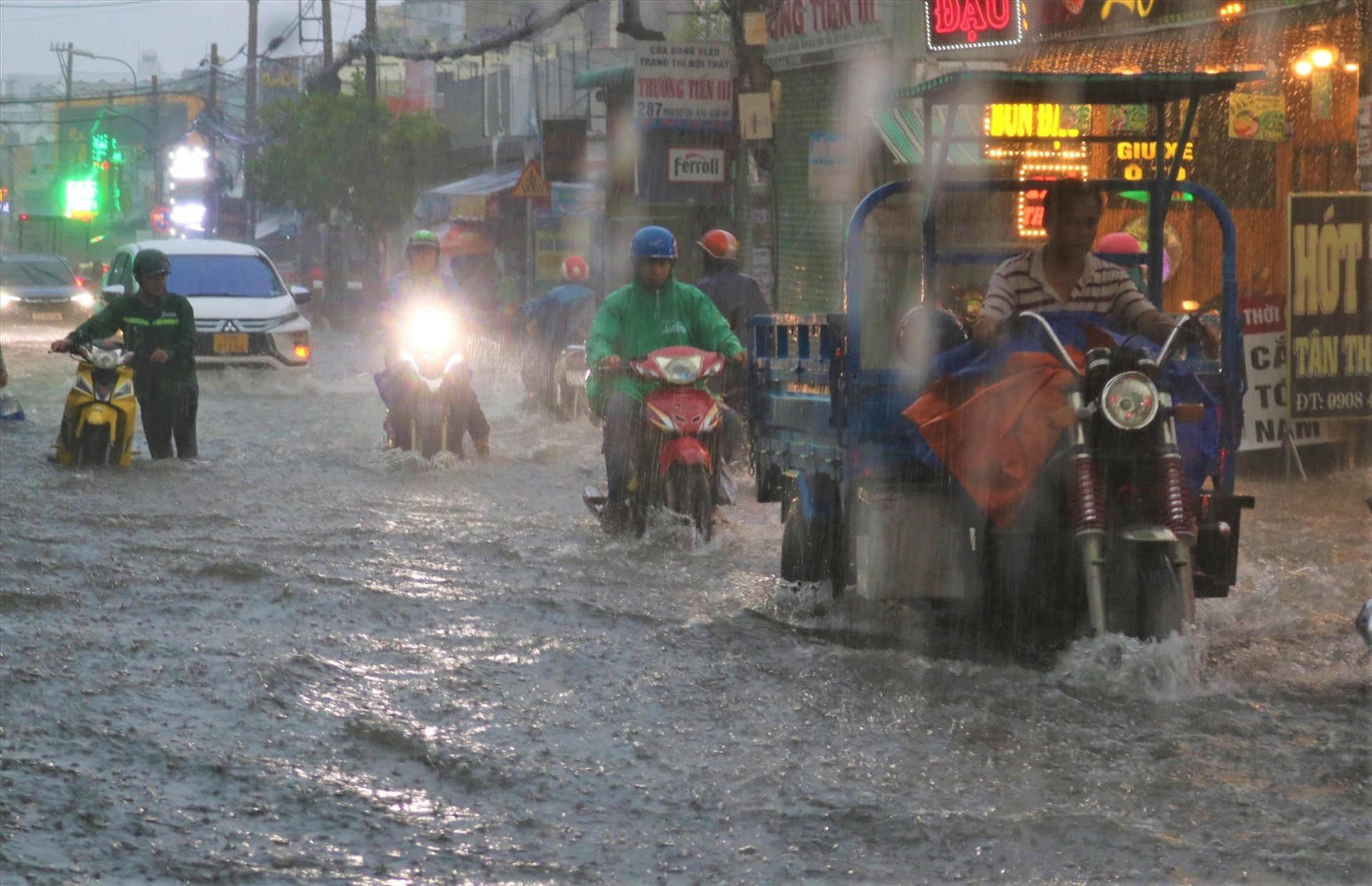Đường Phan Huy Ích (quận Gò Vấp) thường ngập nặng do mưa.  Ảnh: Anh Tú