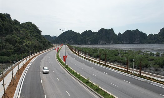 Đường ven biển Hạ Long - Cẩm Phả. Ảnh: Nguyễn Hùng